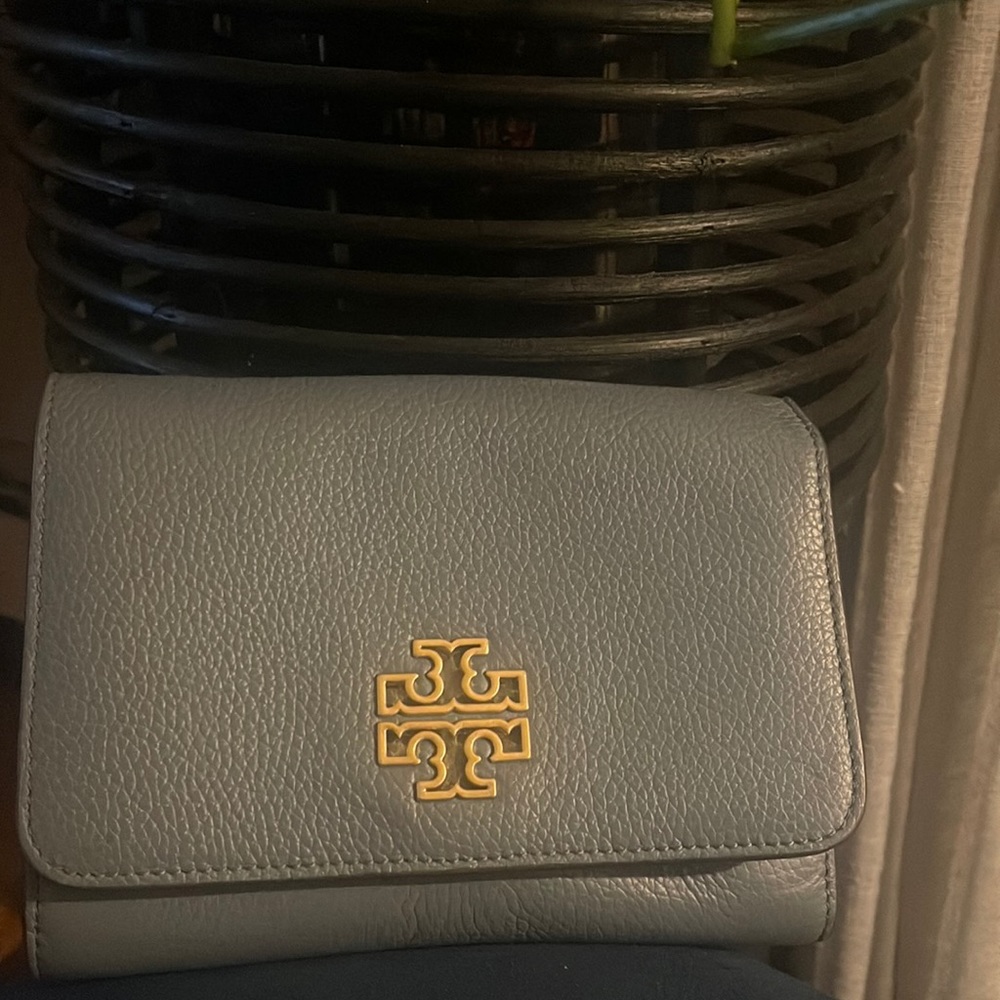 Beautiful blue crossbody bag!! Like new